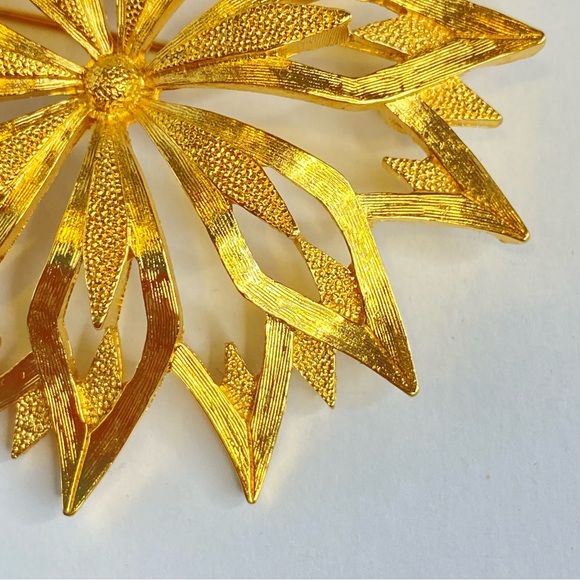 Vintage Monet Star Snowflake Flower Dimensional Layered Large Gold Tone Brooch - Picture 6 of 11